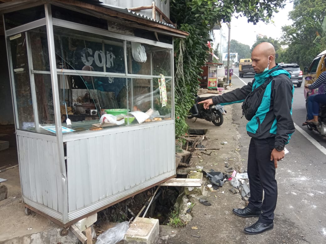 Sopir Mengantuk, Minibus Tabrak Tiga Motor dan Satu Warung Milik Warga di Cipanas