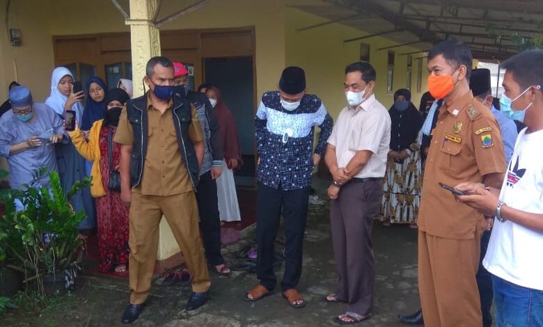 TAKZIAH: Wakil Bupati Cianjur, TB Mulyana Syahrudin mengunjungi rumah keluarga almarhumah Imas Mulyani. (Foto: Apip Samlawi/cianjurupdate.com)