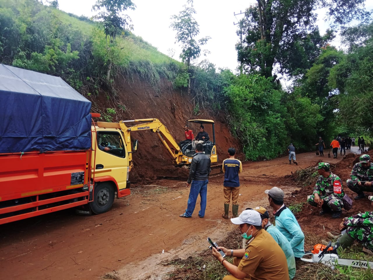 EVAKUASI: Tim gabungan tengah melakukan evakuasi material longsor di Jalan Mariwati Sukaresmi. (Foto: Rendi Irawan/cianjurupdate.com)