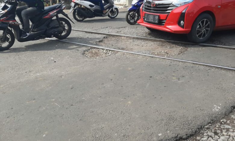 Berlubang, Jalan di Sekitar Perlintasan Kereta Api Warujajar Cianjur Rawan Kecelakaan