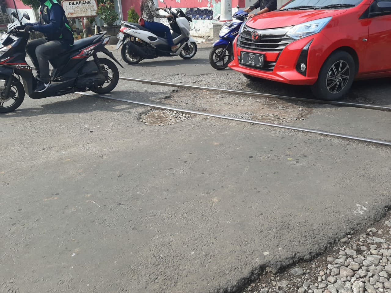 Berlubang, Jalan di Sekitar Perlintasan Kereta Api Warujajar Cianjur Rawan Kecelakaan