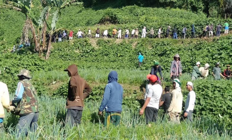 Ratusan Warga Desa Sukatani Pacet Gotong Royong Perbaiki Saluran Air