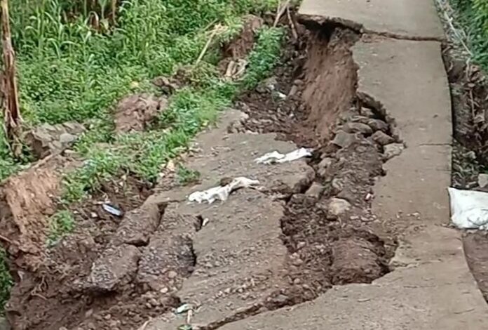 Akses Jalan di Kampung Jawa Desa Sukamahi Rusak Parah Akibat Longsor