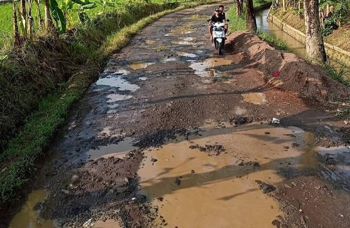 300 Meter Jalan Desa Sindangjaya Ciranjang Rusak Parah, Aktivitas Warga Terhambat