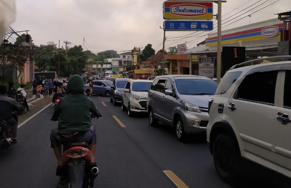 Jalur Cipanas Puncak Dipadati Kendaraan