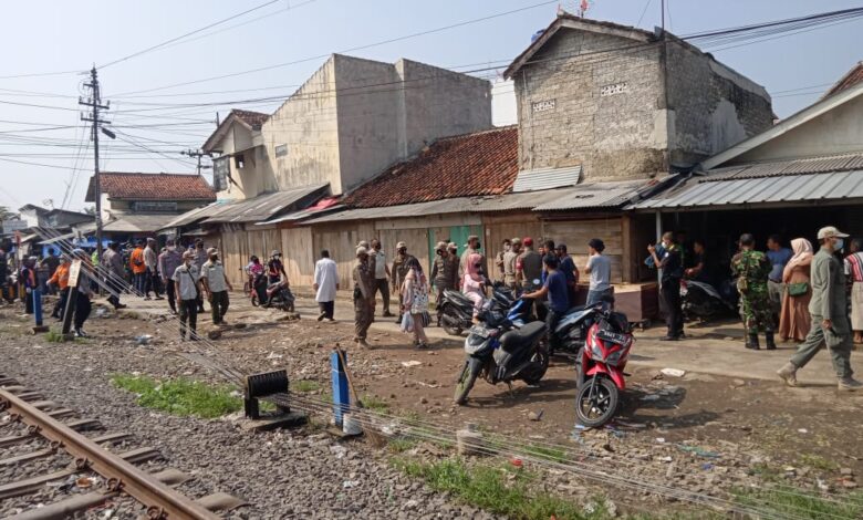 Puluhan Lapak Pedagang di Jalur Rel Kereta Api Pasar Ciranjang Ditertibkan