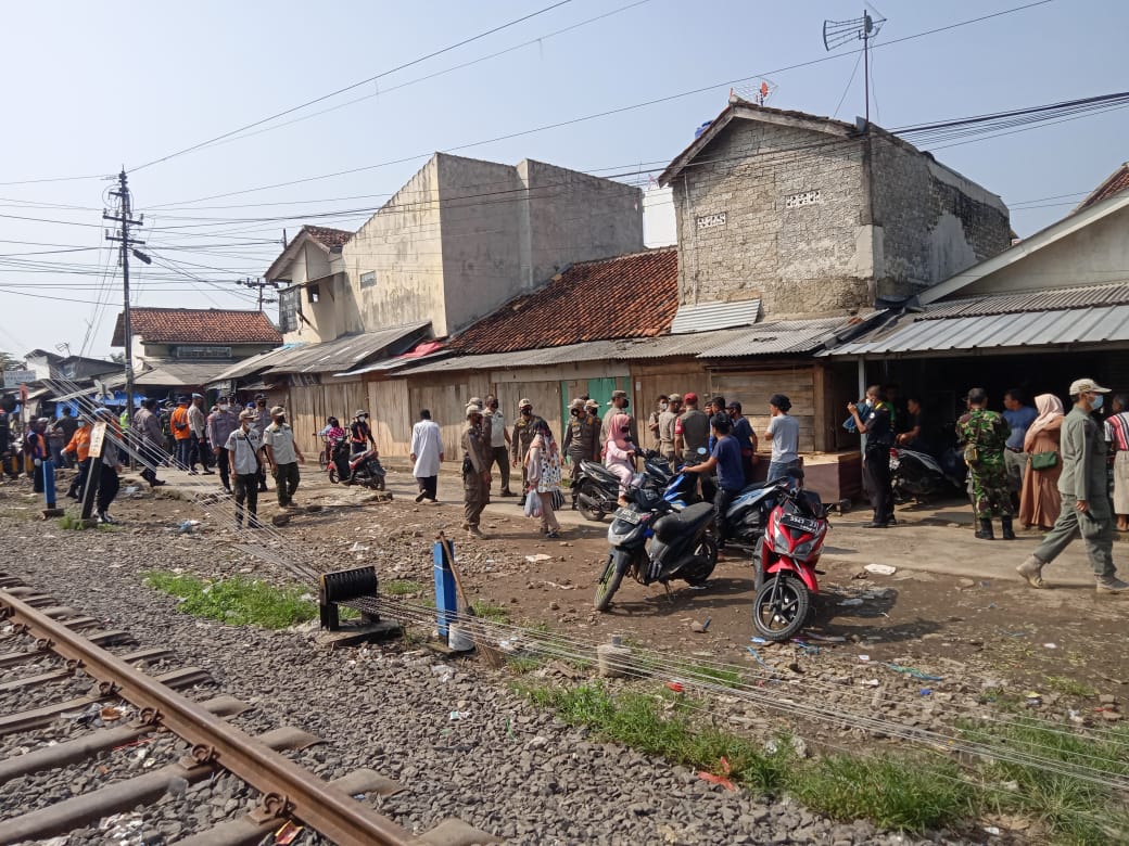 Puluhan Lapak Pedagang di Jalur Rel Kereta Api Pasar Ciranjang Ditertibkan