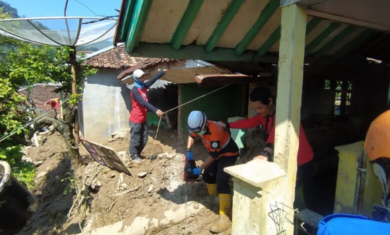 Petugas Gabungan Mulai Bersihkan Material Longsor di Desa Cibokor