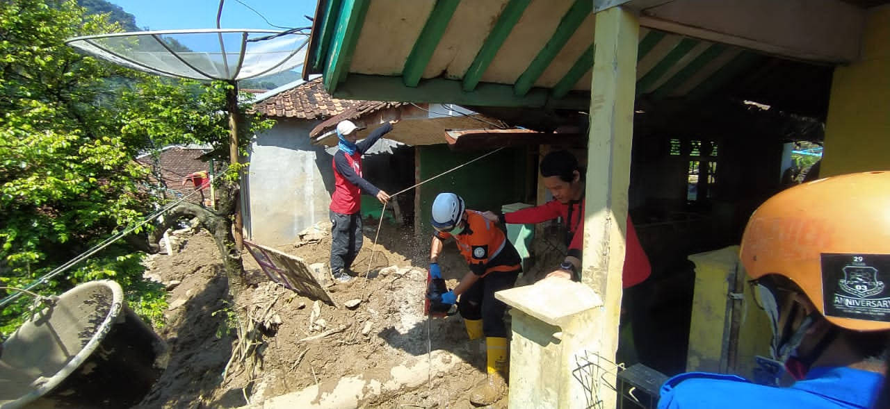 Petugas Gabungan Mulai Bersihkan Material Longsor di Desa Cibokor