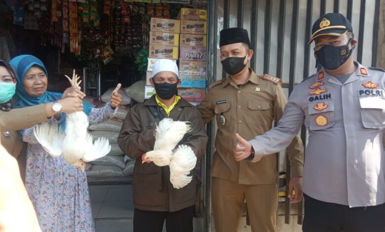 Gelar Vaksinasi Lansia, Polsek Pacet Siapkan Tanda Kasih 100 Ekor Ayam Hidup