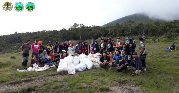 Didominasi Plastik Bekas Makanan, Tim Kebersihan Angkut 1 Ton Sampah di Kawasan TNGGP