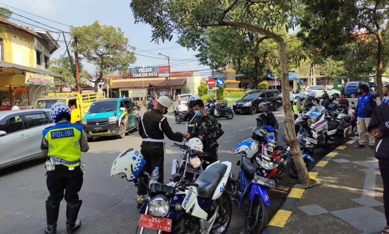 Satlantas Polres Cianjur menggelar operasi terpadu tertib kendaraan bermotor, Senin (14/6/2021).