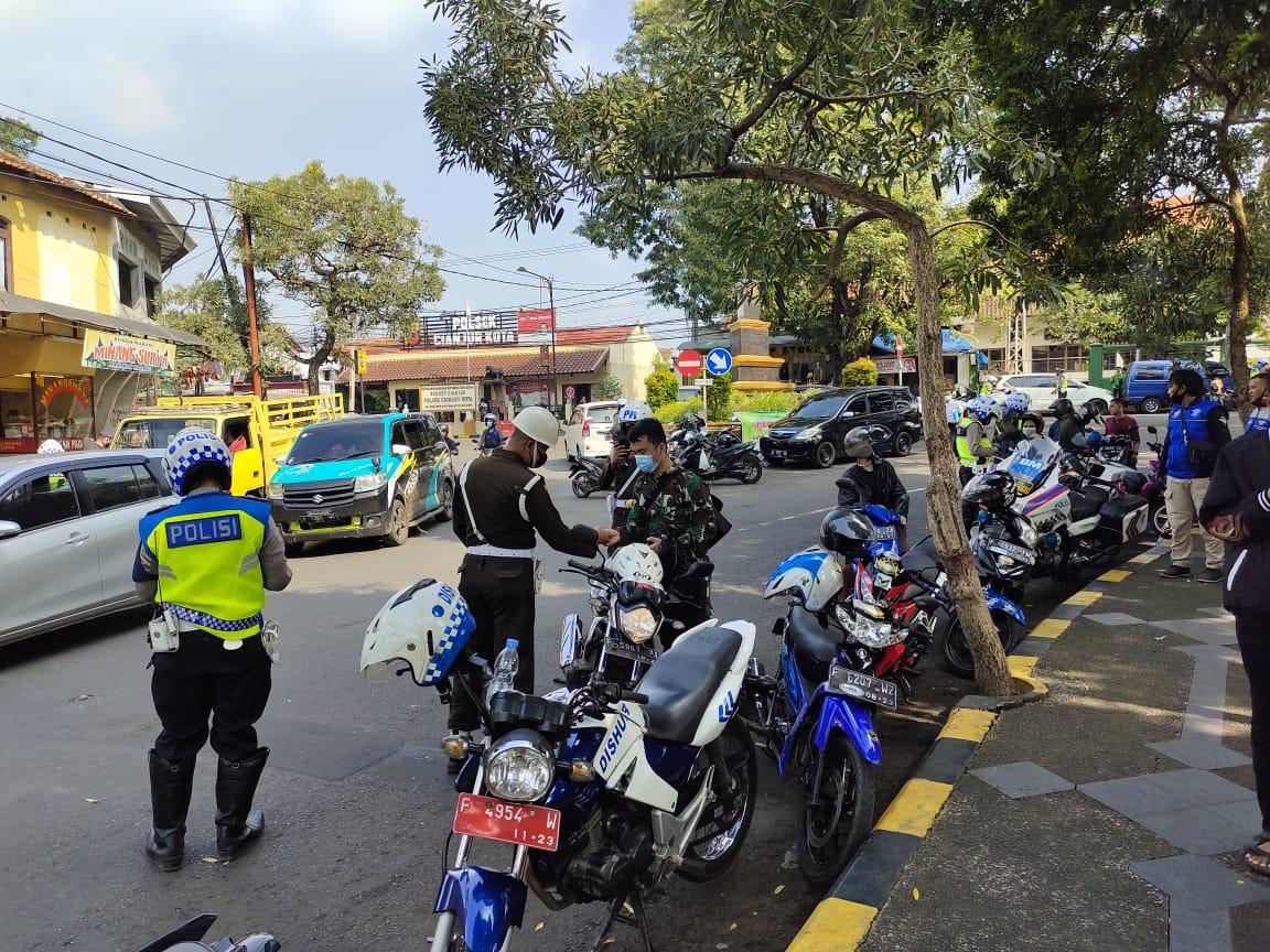 Satlantas Polres Cianjur menggelar operasi terpadu tertib kendaraan bermotor, Senin (14/6/2021).