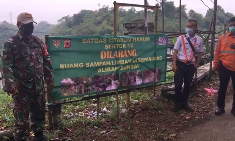 Spanduk Larangan Membuang Sampah Terpasang di Jalan Raya Jembatan Cisokan