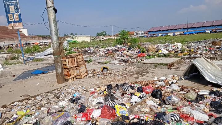 Duh! Area Bekas Pasar Ciranjang jadi Lokasi Pembuangan Sampah Warga