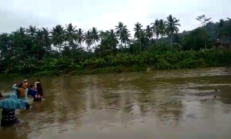 Jembatan Tak Kunjung Diperbaiki, Warga Kampung Pasalakan Sindangbarang Nekat Seberangi Sungai!