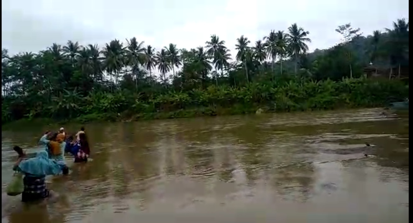 Jembatan Tak Kunjung Diperbaiki, Warga Kampung Pasalakan Sindangbarang Nekat Seberangi Sungai!