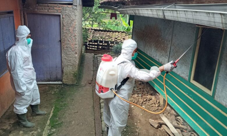 Lokasi Pengungsian Korban Longsor Cibeber Disemprot Disinfektan