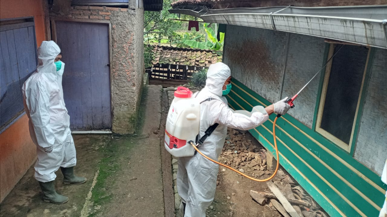 Lokasi Pengungsian Korban Longsor Cibeber Disemprot Disinfektan