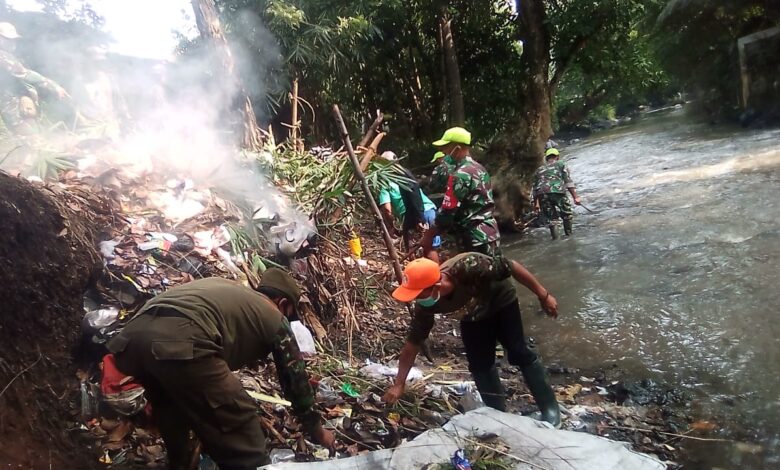 Satgas Citarum Harum Bersihkan Sampah di Ruas Sungai Ciranjang