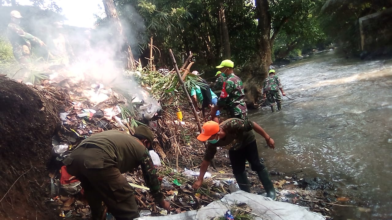 Satgas Citarum Harum Bersihkan Sampah di Ruas Sungai Ciranjang