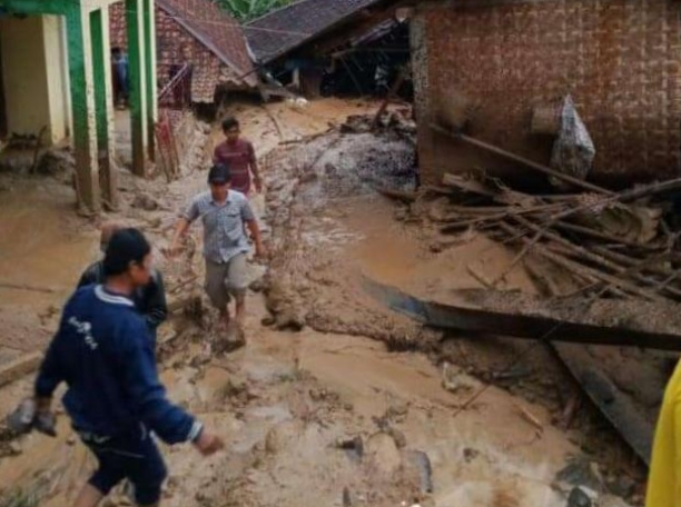 Longsor Terjang Dua Desa di Cibeber, Lima Rumah Rusak Berat dan 214 Warga Diungsikan