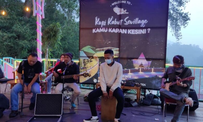 Manjakan Pengunjung, Wisata Alam Sevillage dan Kopi Kabut Hadirkan Kembali Live Musik