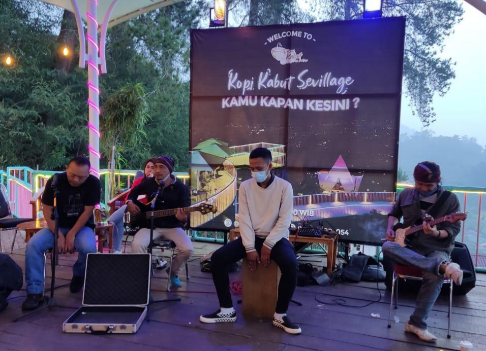 Manjakan Pengunjung, Wisata Alam Sevillage dan Kopi Kabut Hadirkan Kembali Live Musik