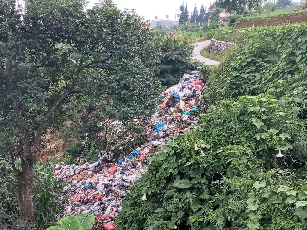 Sampah di Bantaran Sungai Cisarua Cipanas Menggunung, Warga Keluhkan Bau Menyengat!