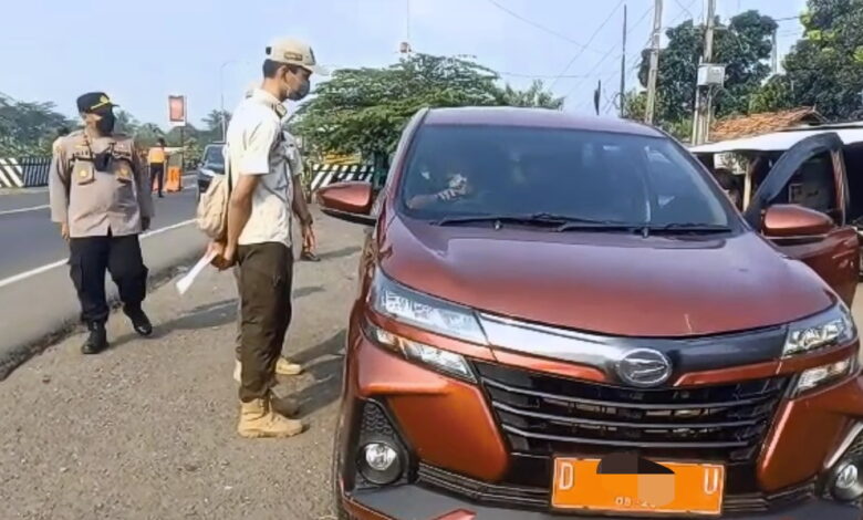 Mobil Pelat Merah Ikut Diputar Balik di Penyekatan Cianjur - Bandung Barat