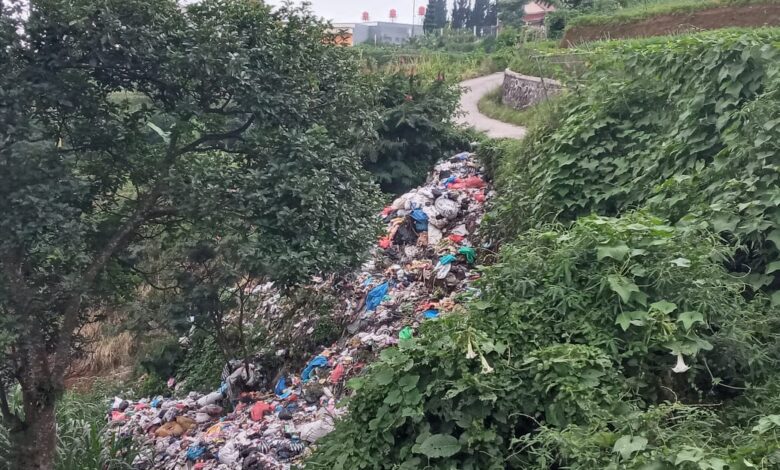 Penuh Sampah! Bantaran Sungai Cisarua Cipanas Akan Dipagar dan Ditutup