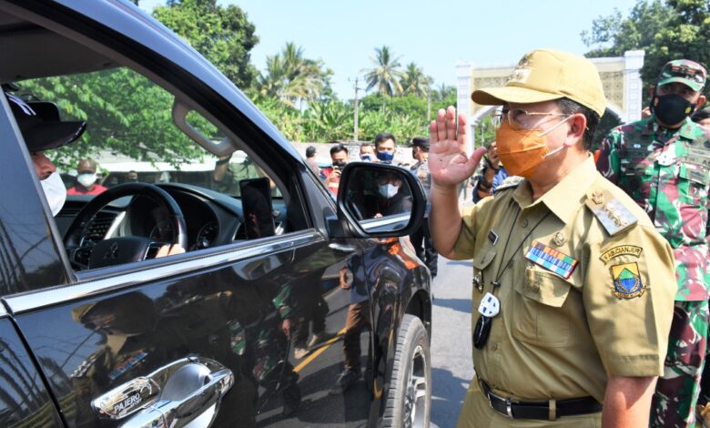 Herman Pantau Langsung Penyekatan di Perbatasan Cianjur-Bandung