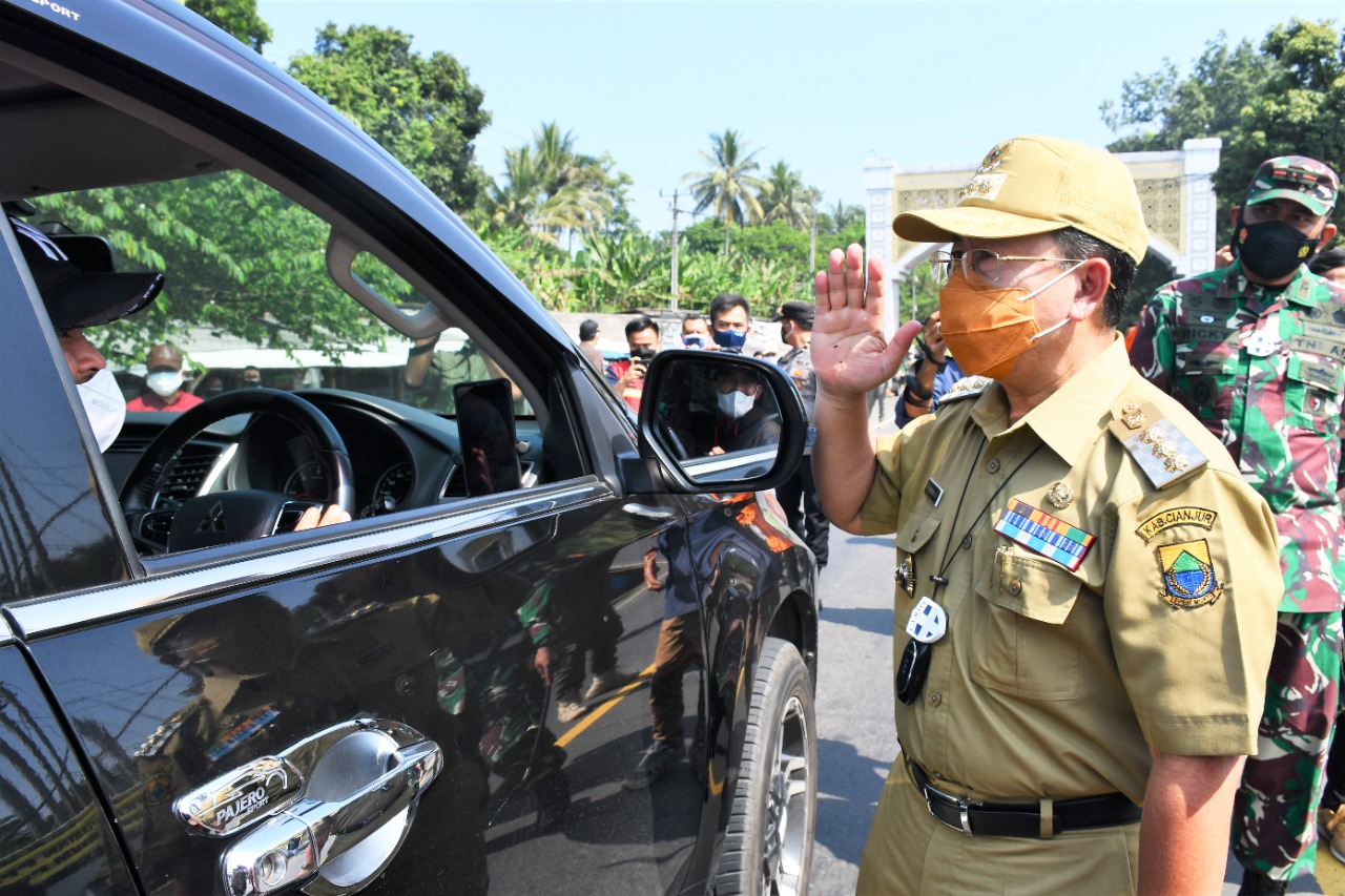 Herman Pantau Langsung Penyekatan di Perbatasan Cianjur-Bandung