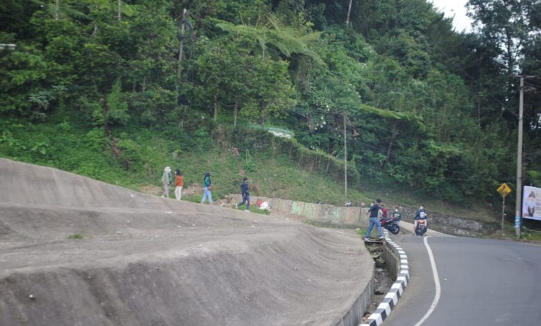 Penyekatan Hari Ketiga di Segar Alam Ciloto, Sejumlah Monyet Turun ke Jalan