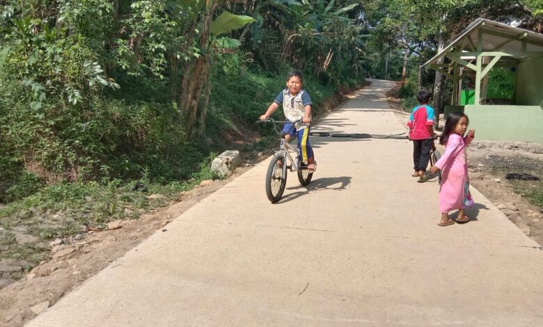 Bahagianya Anak-anak Desa Ciandam Nikmati Jalan Beton