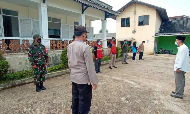 Minimalisir Penyebaran Covid-19, Polsek Cibinong Gencar Penyemprotan Disinfektan