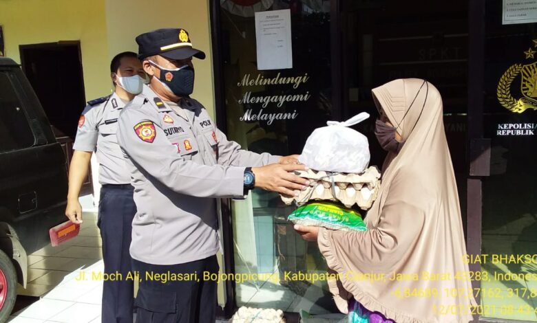 Bantu Warga Kurang Mampu, Polsek Bojongpicung Bagikan Paket Sembako Gratis