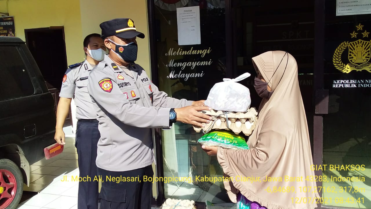 Bantu Warga Kurang Mampu, Polsek Bojongpicung Bagikan Paket Sembako Gratis