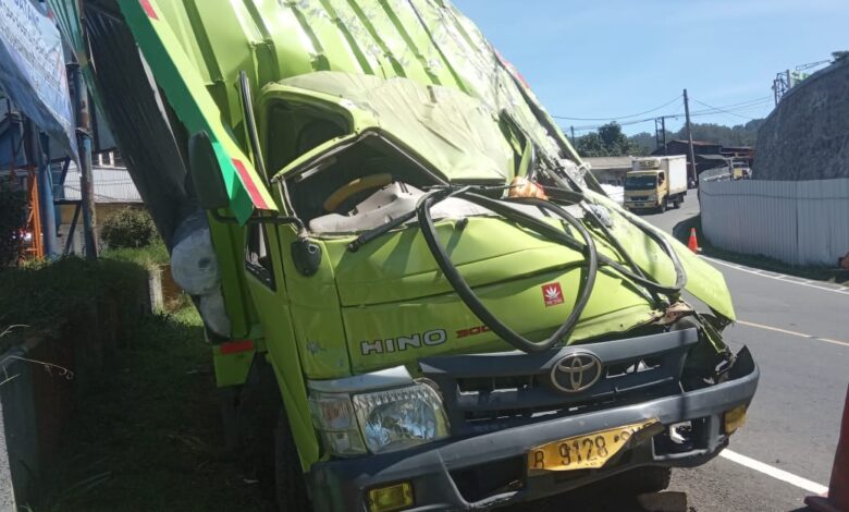 Overload, Truk Box Bermuatan Karpet Hantam Tebing di Ciloto-Cipanas