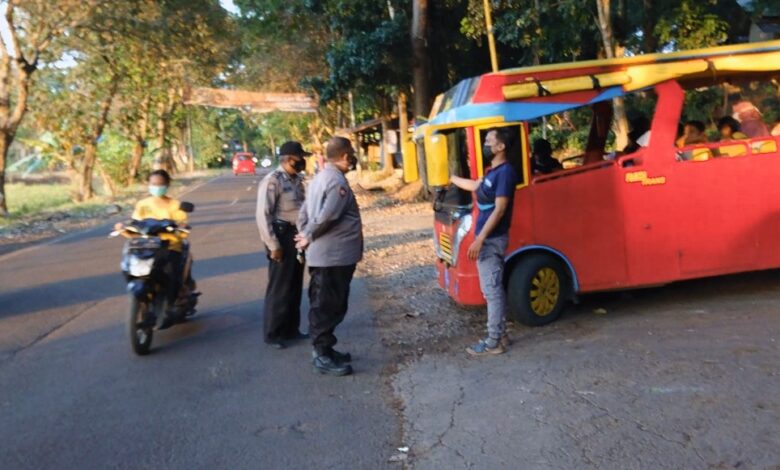 Petugas Operasi Yustisi PPKM Darurat Putar Balik Mobil Wara-wiri di Haurwangi