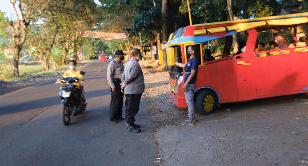 Petugas Operasi Yustisi PPKM Darurat Putar Balik Mobil Wara-wiri di Haurwangi