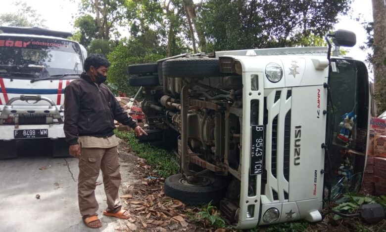 Mobil Box Bermuatan Sembako Terguling di Jalan Hancet-Cipendawa