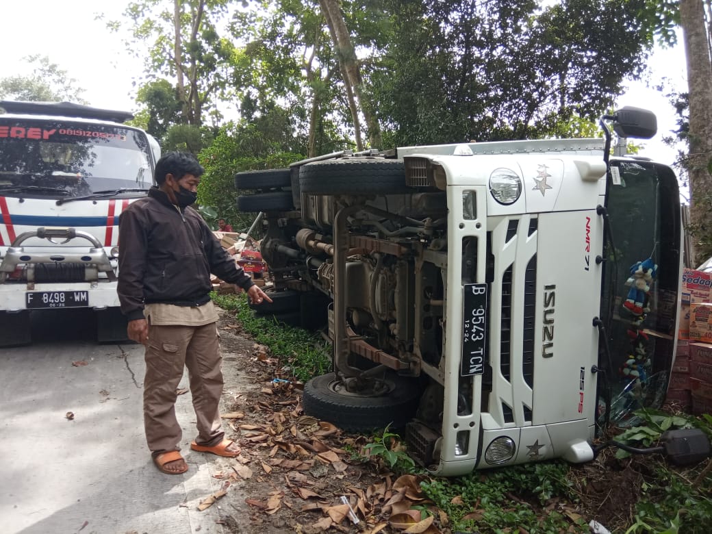 Mobil Box Bermuatan Sembako Terguling di Jalan Hancet-Cipendawa