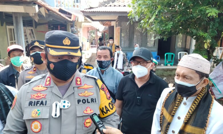 Polres Cianjur Bagikan Paket Sembako pada Masyarakat Terdampak PPKM Darurat