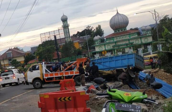 Kelebihan Muatan, Truk Terguling di Depan Bioskop Puncak Ciloto