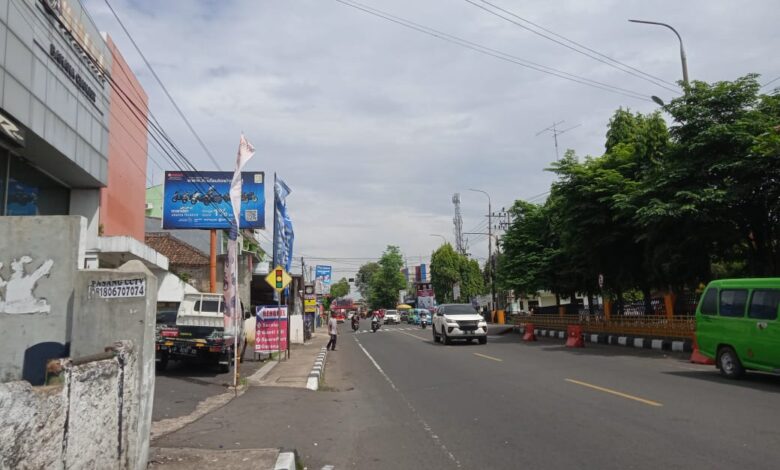 11 Hari PPKM Darurat: Aktivitas di Jalan Lengang, Sejumlah Toko Tutup