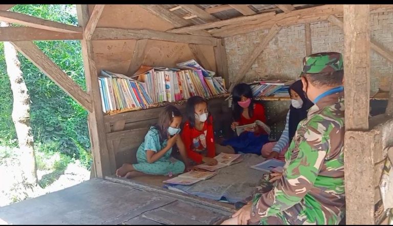 Tumbuhkan Gerakan Membaca, Kodim Cianjur Bangun Saung Belajar bagi Siswa Sekolah