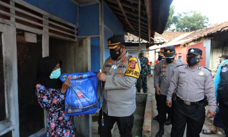 Door to Door, Polres Cianjur Bagikan Paket Sembako pada Masyarakat Kurang Mampu