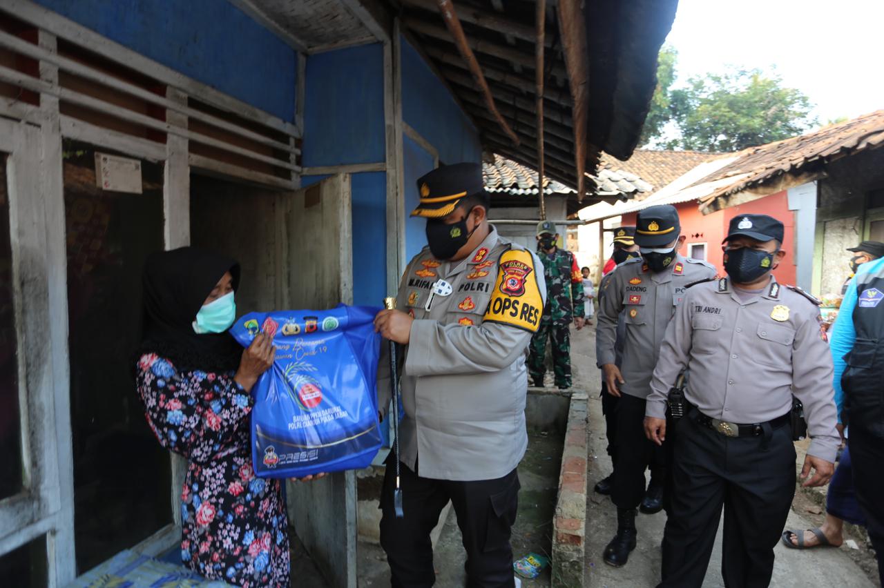 Door to Door, Polres Cianjur Bagikan Paket Sembako pada Masyarakat Kurang Mampu