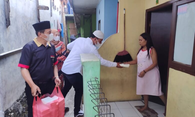 Jagasatru PP Cianjur Bagikan Nasi Box bagi Warga Terdampak PPKM Darurat